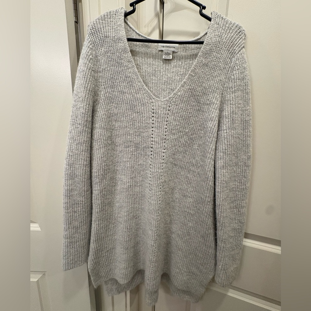 Liz Claiborne Sparkly Light Gray V-Neck Sweater ✨✨